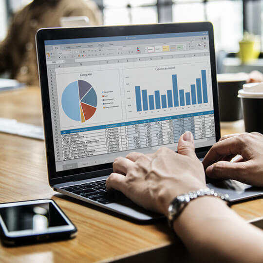 Laptop mit geöffnetem Analyse-Tool, zeigt umfassende Statistiken und Datenvisualisierungen